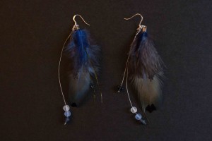 Boucles d'oreille perles et plumes dans des teintes bleu de Prusse