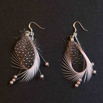 Boucles d'oreille perles et plumes dans une déclinaison de rose et de gris