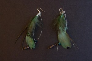Boucles d'oreille perles et plumes dans des teintes vert d'eau