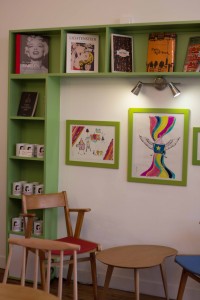 Des couleurs acidulées, des livres, des dessins d'enfants rendent Rosa Kiwi convivial