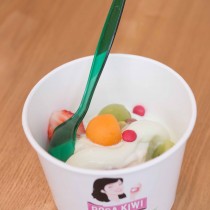 Une glace aux couleurs de Rosa Kiwi : frozen yogourt parfum citron, fruits frais et smarties