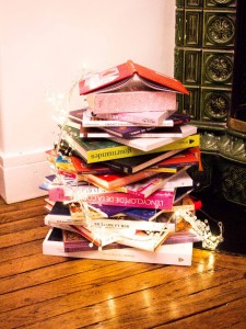 Et un sapin composé de livres au pied de la cheminée...
