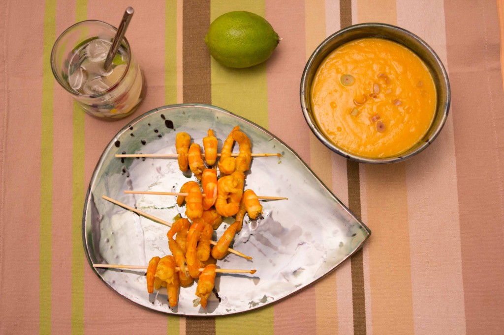 Un repas léger, exotique et réconfortant pour l'hiver: soupe de carotte au gingembre et crevettes au curcuma flambées au rhum