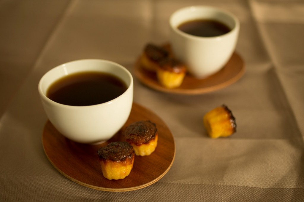 Mini-canelés accompagnant thé ou café