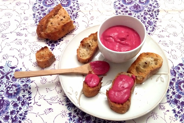 Tartine de crème de betterave rose aux cinq baies